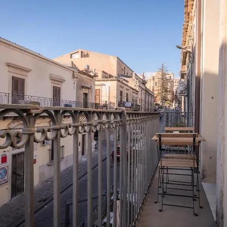 Dal Commediante And Affittacamere